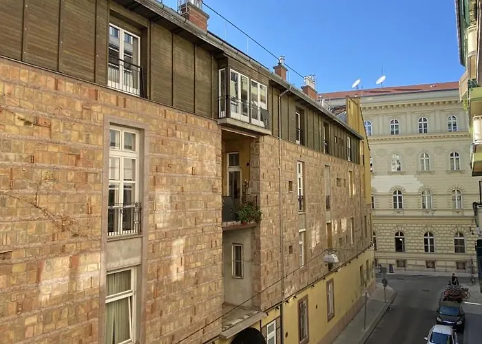 Modern Near The River * Budapeste